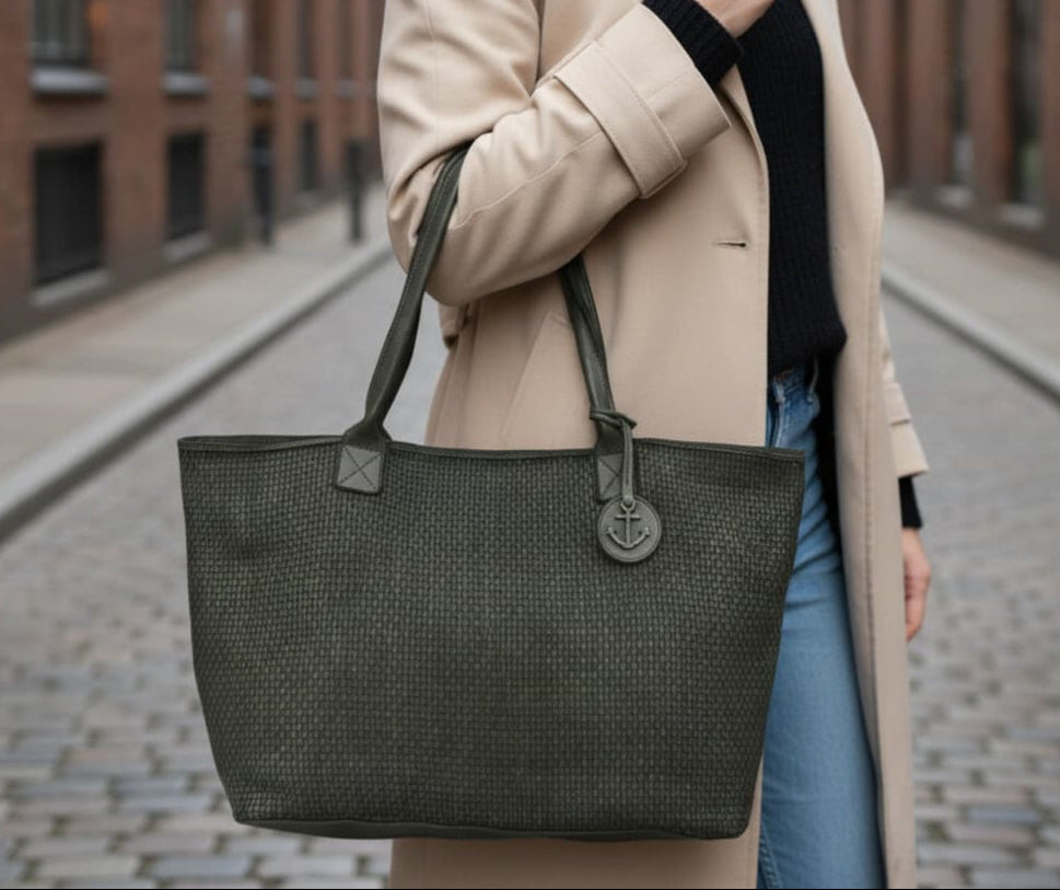 Frau mit geflochtener Tasche in Leder Grace Forest