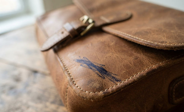 Kugelschreiber von Leder entfernen wegen Kugelschreiberfleck auf Ledetasche