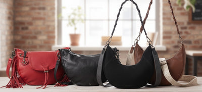 verschiedene Taschen im Trend auf Tisch