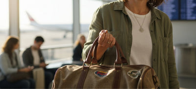 Person hat Reisetasche in Hand mit richtiger Reisetasche Größe