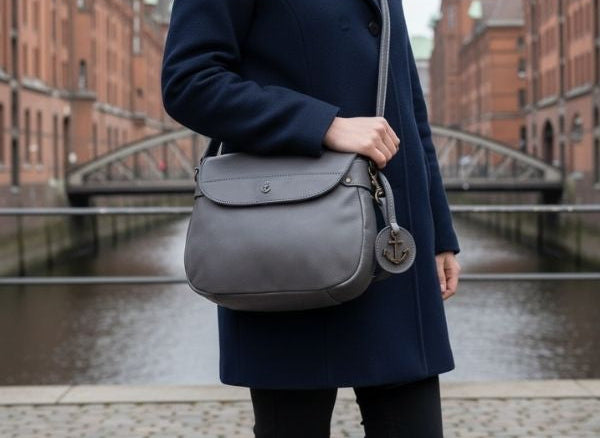 Frau mit Ledertasche in Angebot
