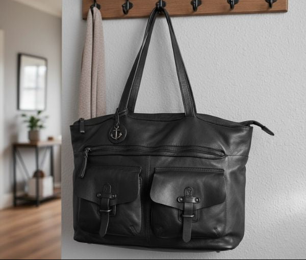 Arbeitstasche für Damen hängt in Garderobe