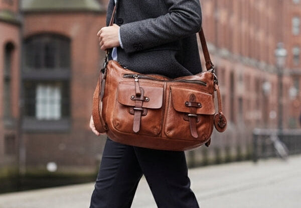 Damen mit Business Tasche in der Stadt