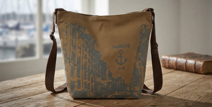 Canvas Rucksack steht auf Tisch