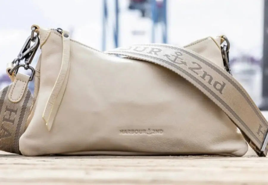 Clutch aus Leder auf Tisch