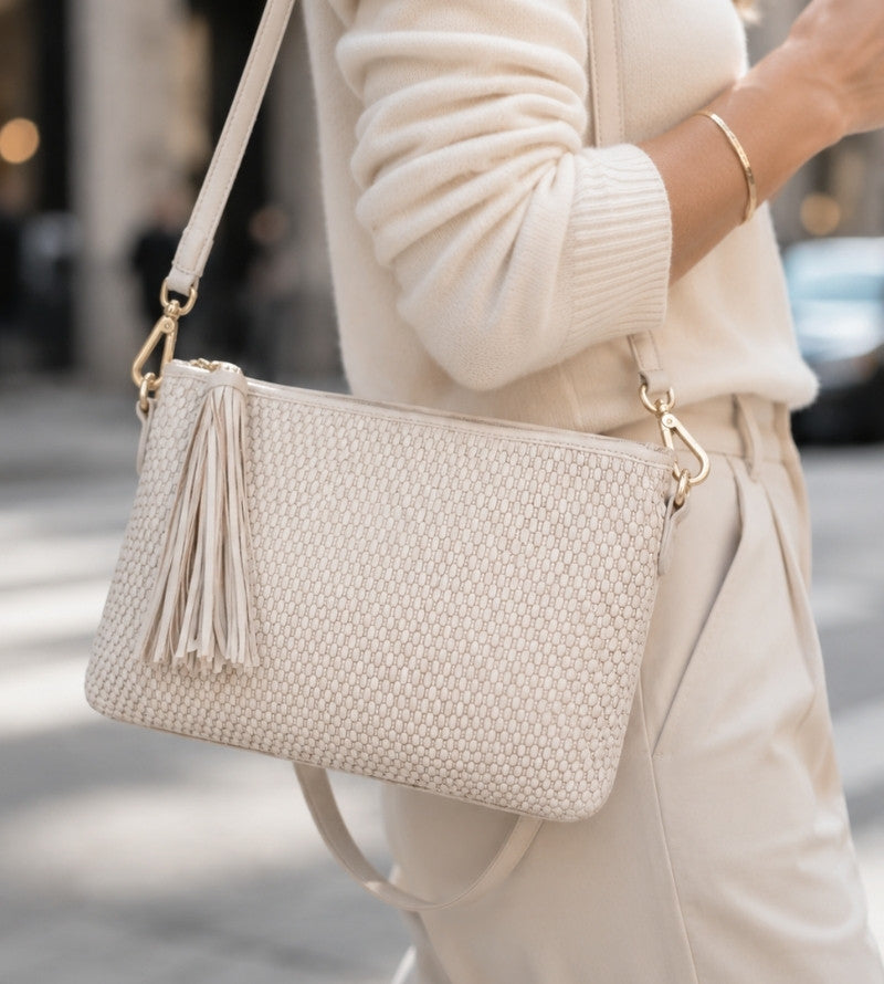 Clutch aus Leder an Frau in Stadt