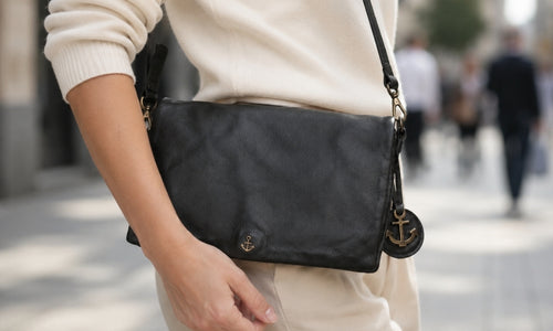 Clutch aus Leder getraegn durch eine Frau