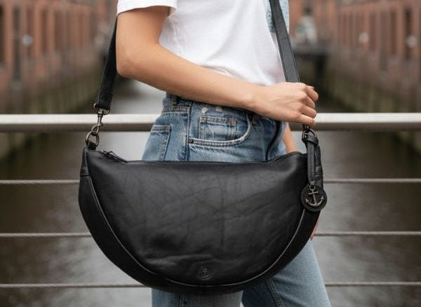 Frau mit Damen Ledertasche