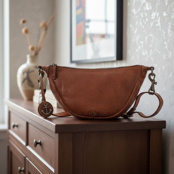 Damen Ledertasche auf Schrank