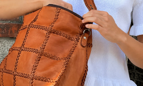 Frau kramt in ihrer Tasche