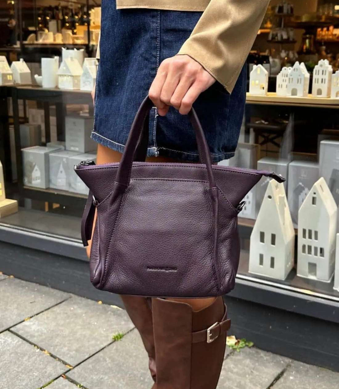 Handtasche für Damen in Stadt getragen
