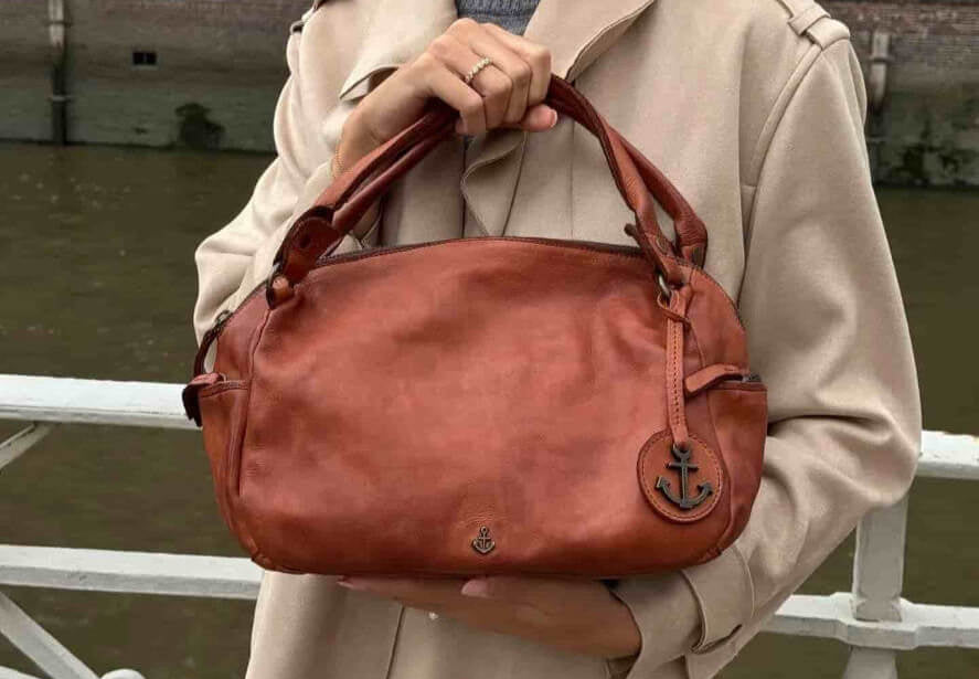 Handtasche für Damen in Hand von Frau