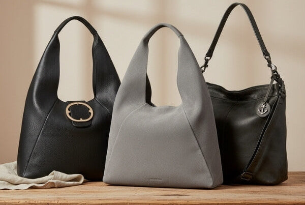 Hobo Bags nebeneinander auf Tisch