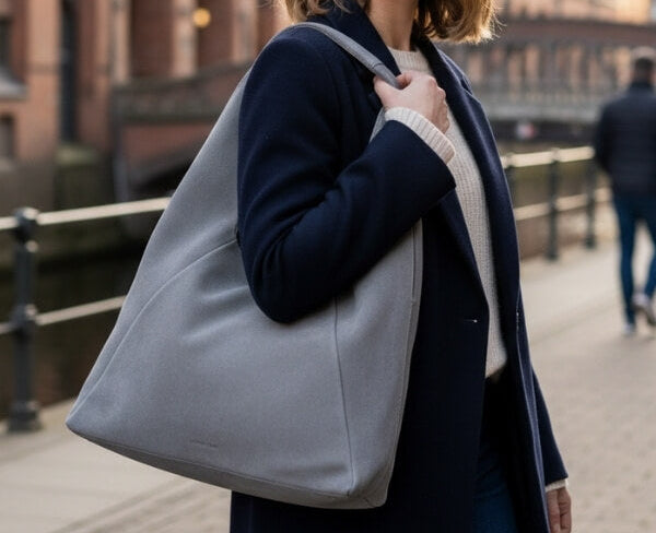 Frau mit Hobo Bag in Stadt