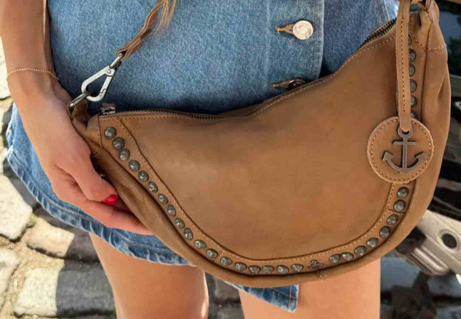 Frau trägt Moon Bag aus Leder Modell orly in Pistachio