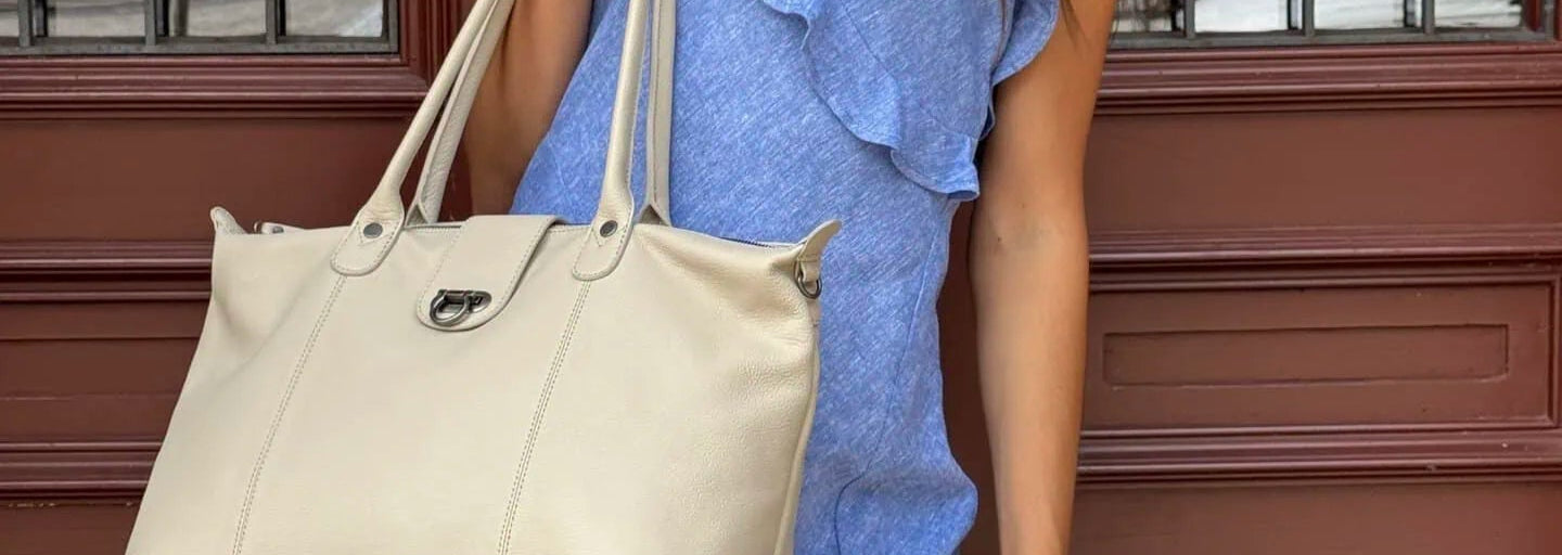 Frau mit Tasche in beige