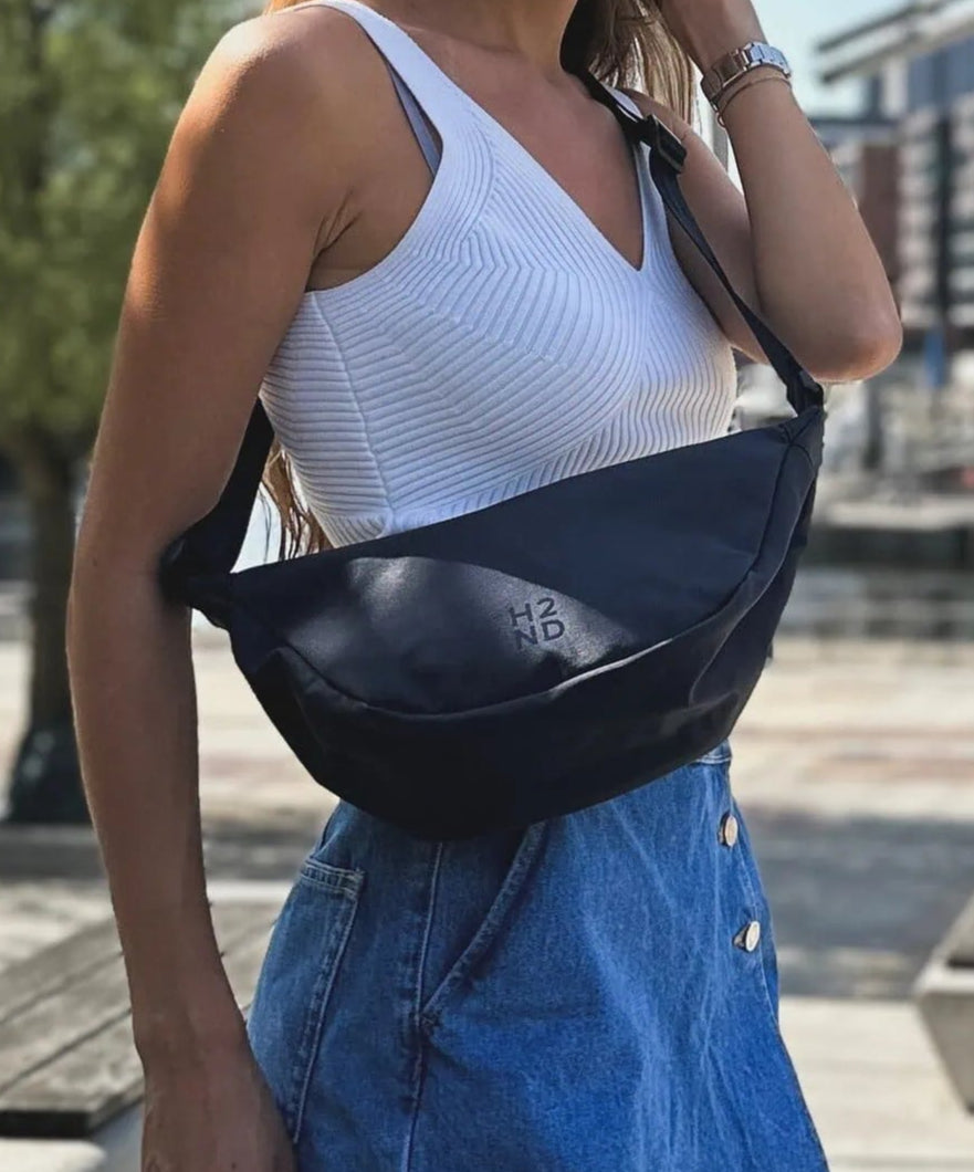 Frau trägt Moon Bag Madrid in Ash