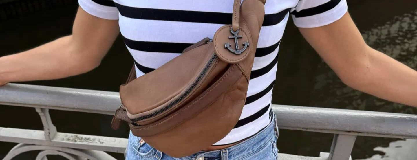 Frau trägt Kendall Tasche in ginger