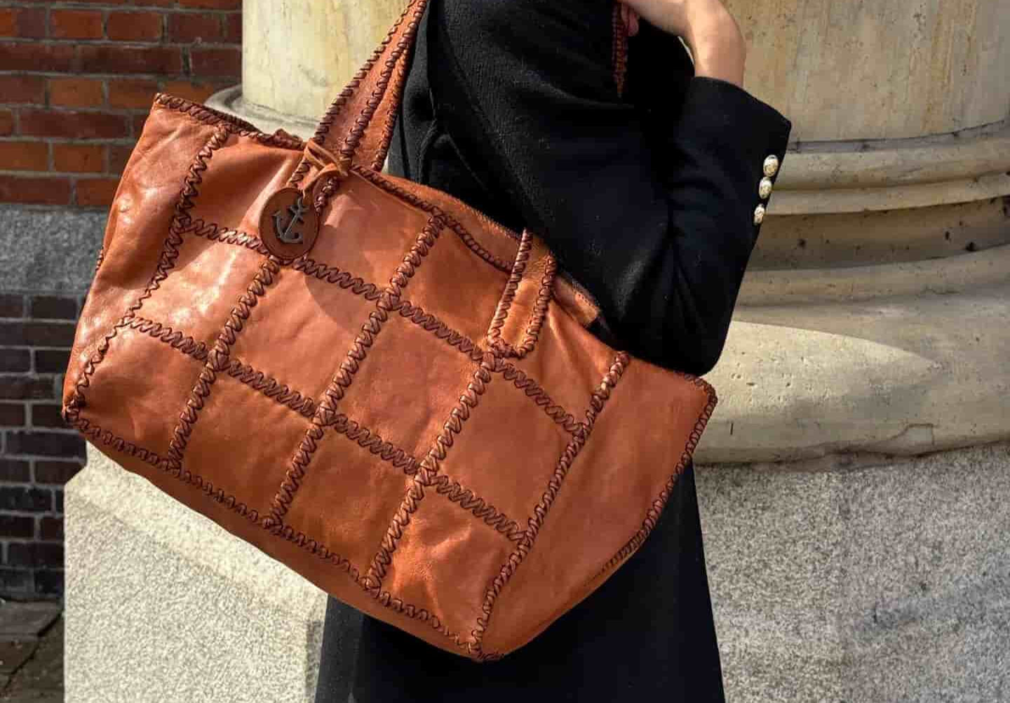 Frau trägt Shopper aus Leder Alethea in cognac