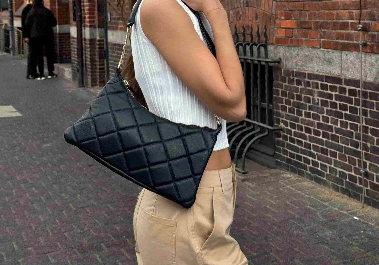 Frau mit Melantha Tasche in ash