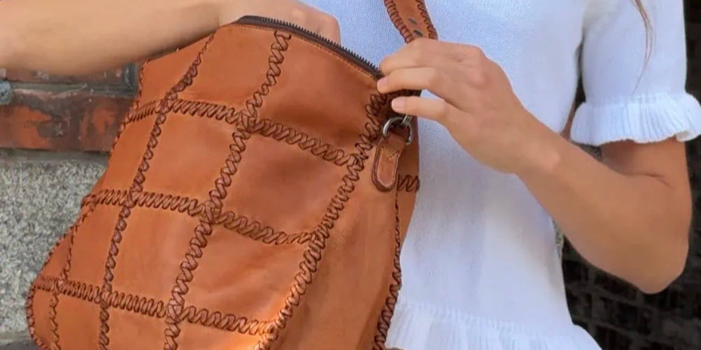 Frau trägt Alethea Tasche in cognac