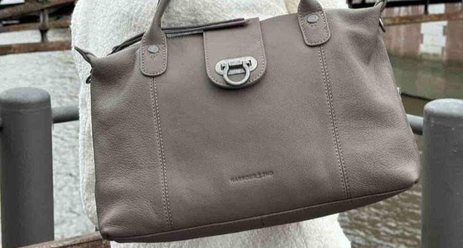 Frau mit Handtasche aus Leder Malin in Dusty