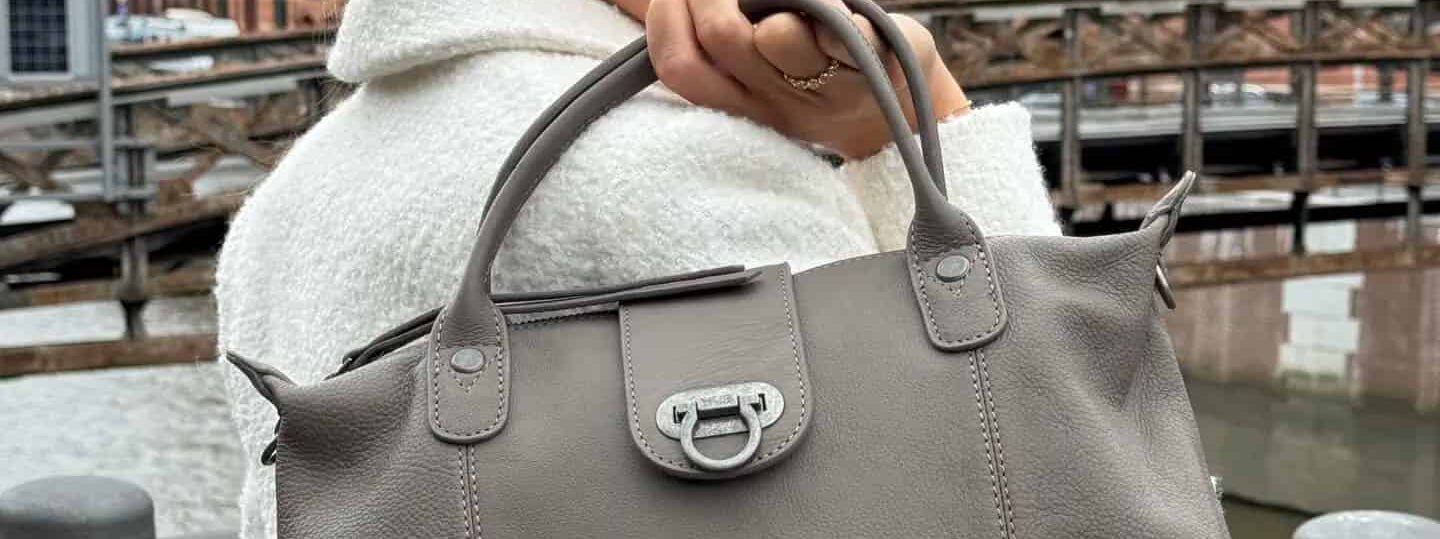 Frau mit Malin Tasche in dusty