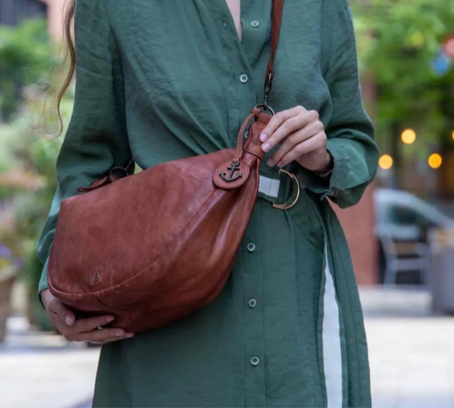 Frau trägt Moon Bag aus Leder, Modell Alva in Cognac
