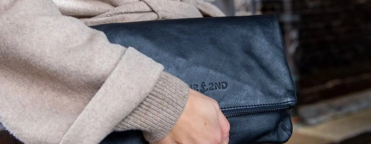 Frau mit Anika Tasche in ash