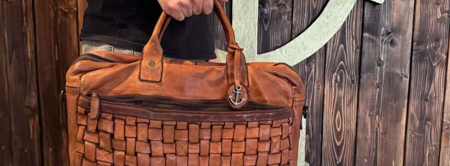 Mann mit Blaise Tasche in cognac