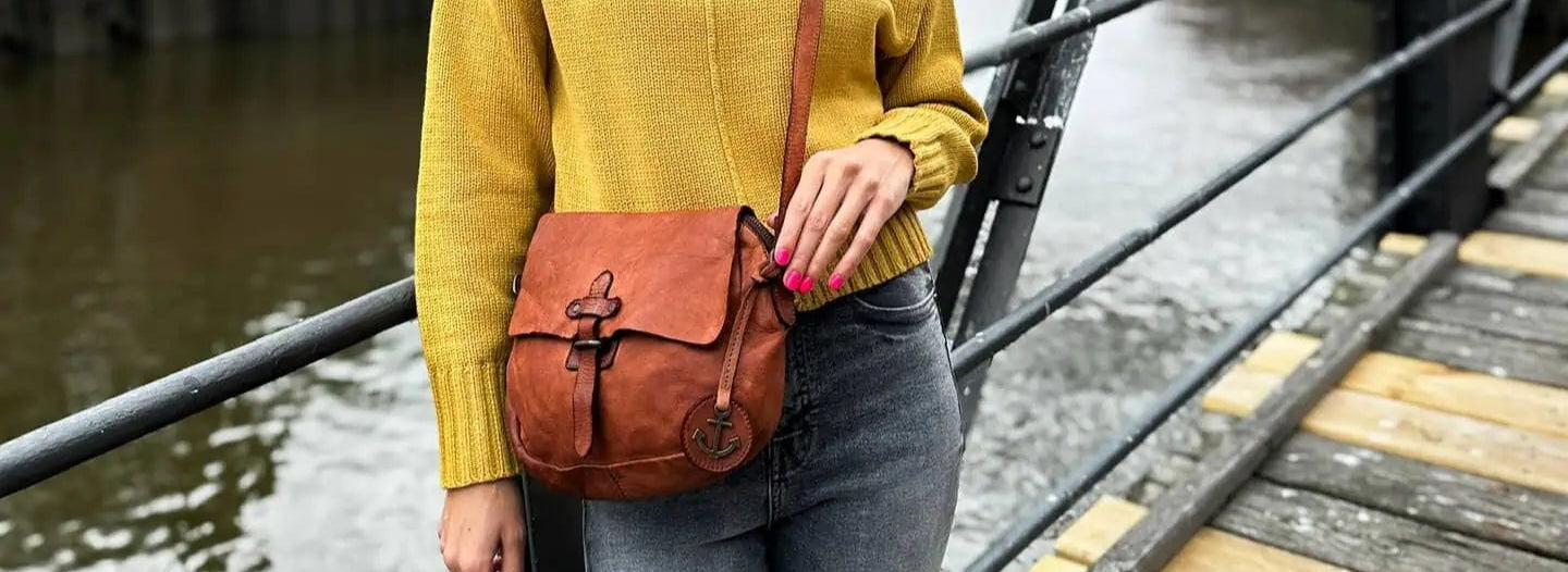 Frau mit Theresia Tasche in cognac