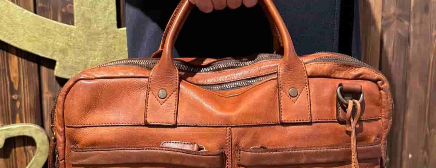 Mann mit Tasche in cognac