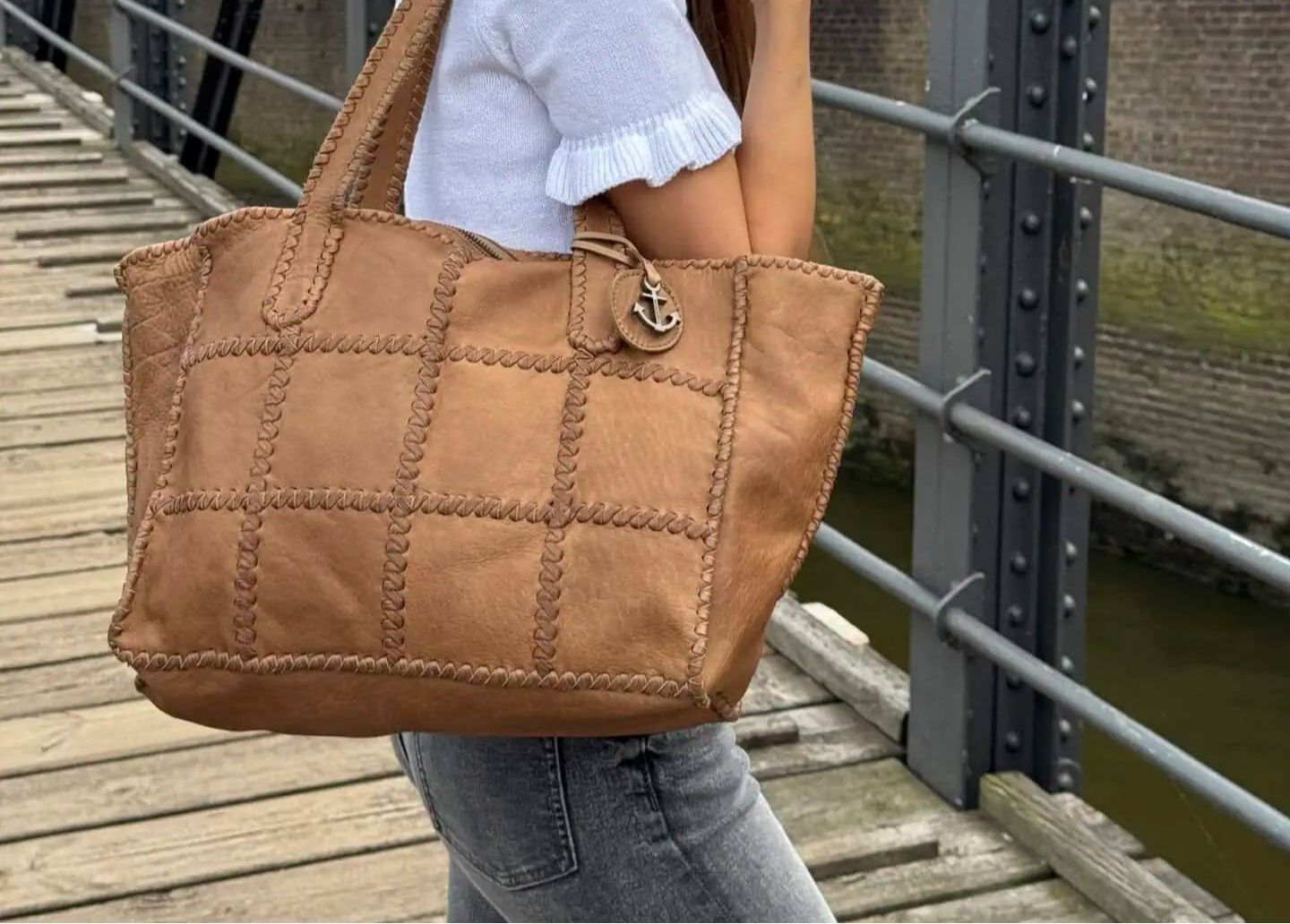 Frau trägt Shopper aus Leder Alethea in ginger
