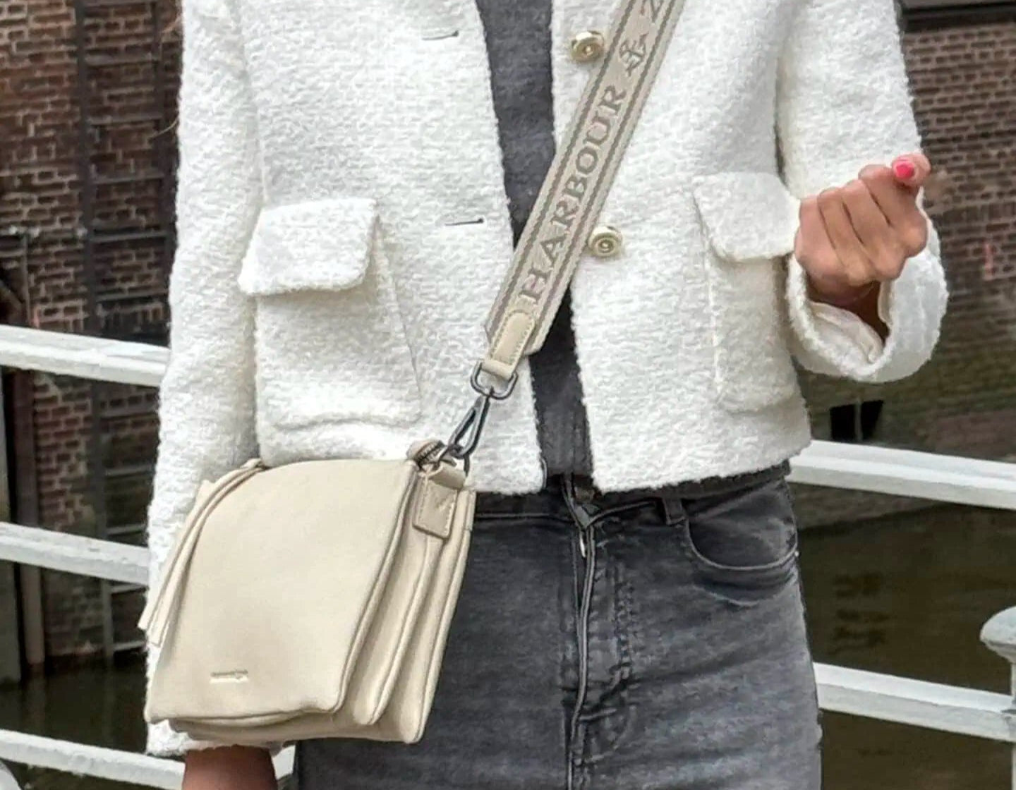Frau mit Umhängetasche aus Leder Enya in cream