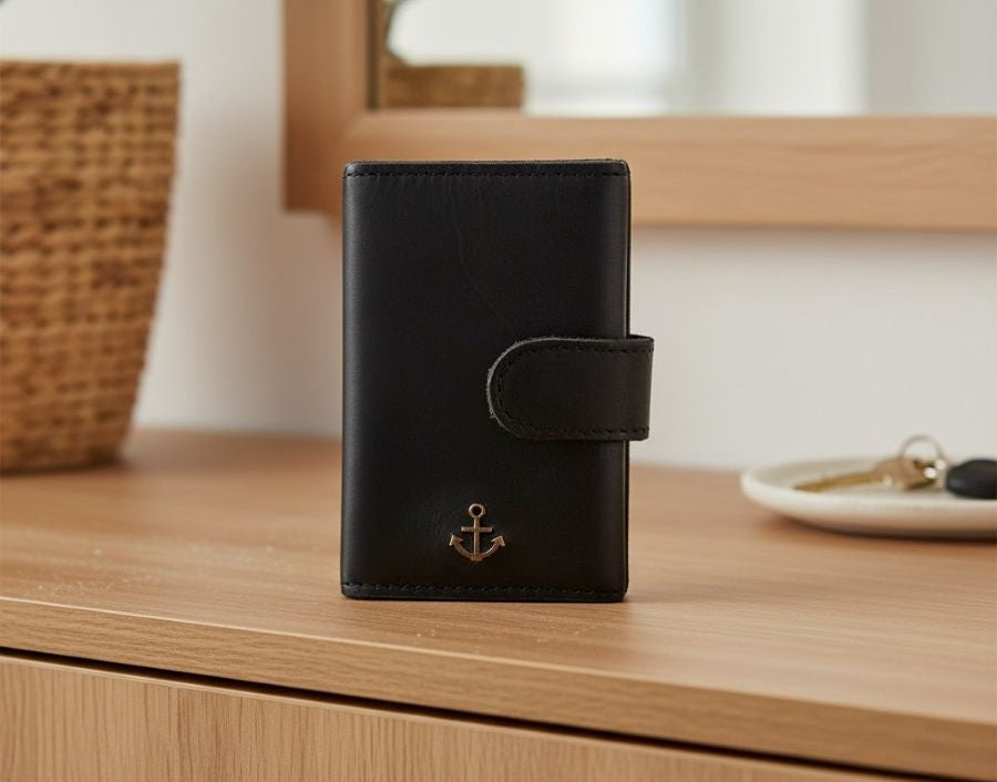 Leder Kartenetuis auf Schrank