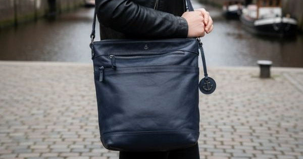 Frau mit Laptoptasche für Damen