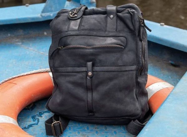Laptoptasche aus Leder steht in einem Schwimmring
