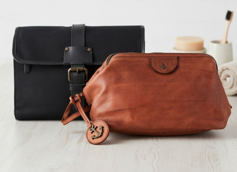 Leder Kulturbeutel auf Tisch