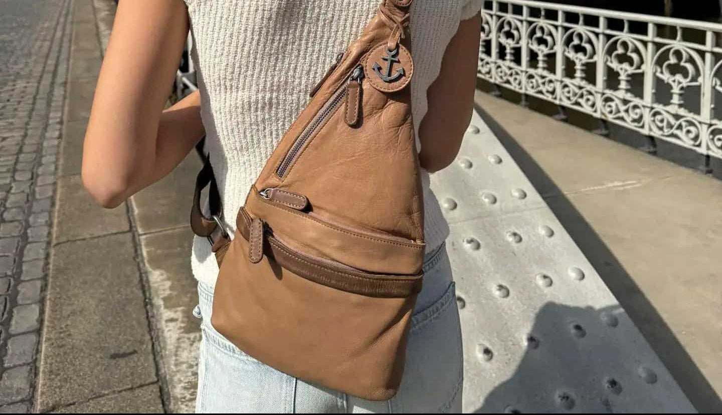 Frau trägt Leder Bodybag Rowan in Ginger