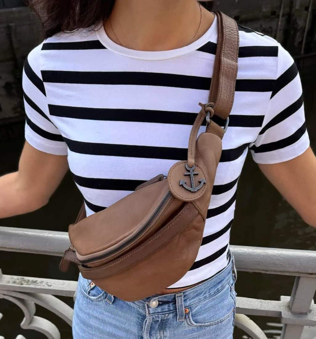 Frau Trägt Leder Bodybag Kendall in Ginger