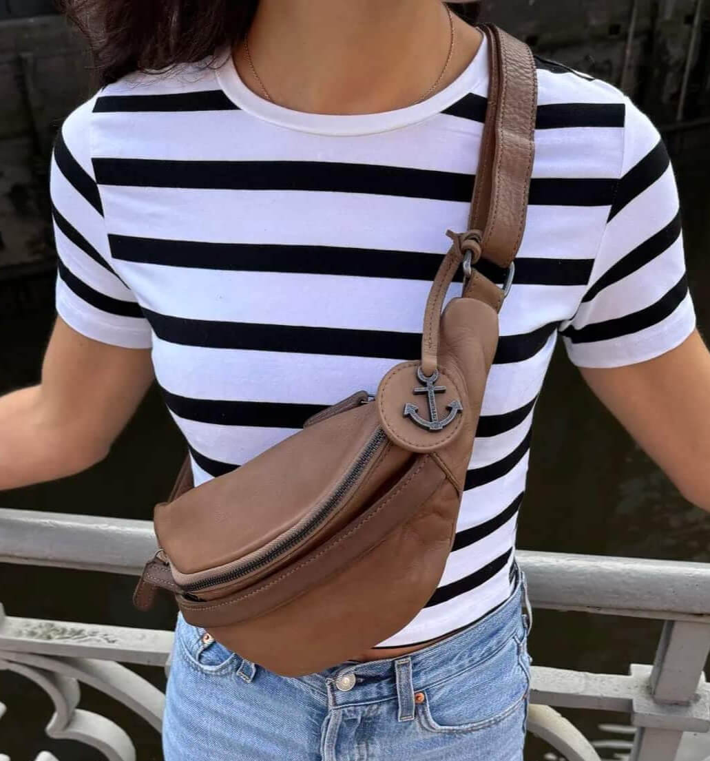 Frau Trägt Leder Bodybag Kendall in Ginger
