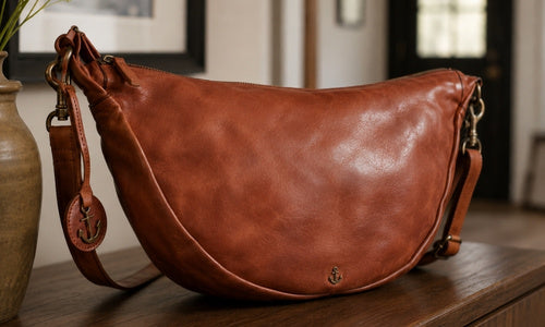 Moon Bag steht auf Schrank