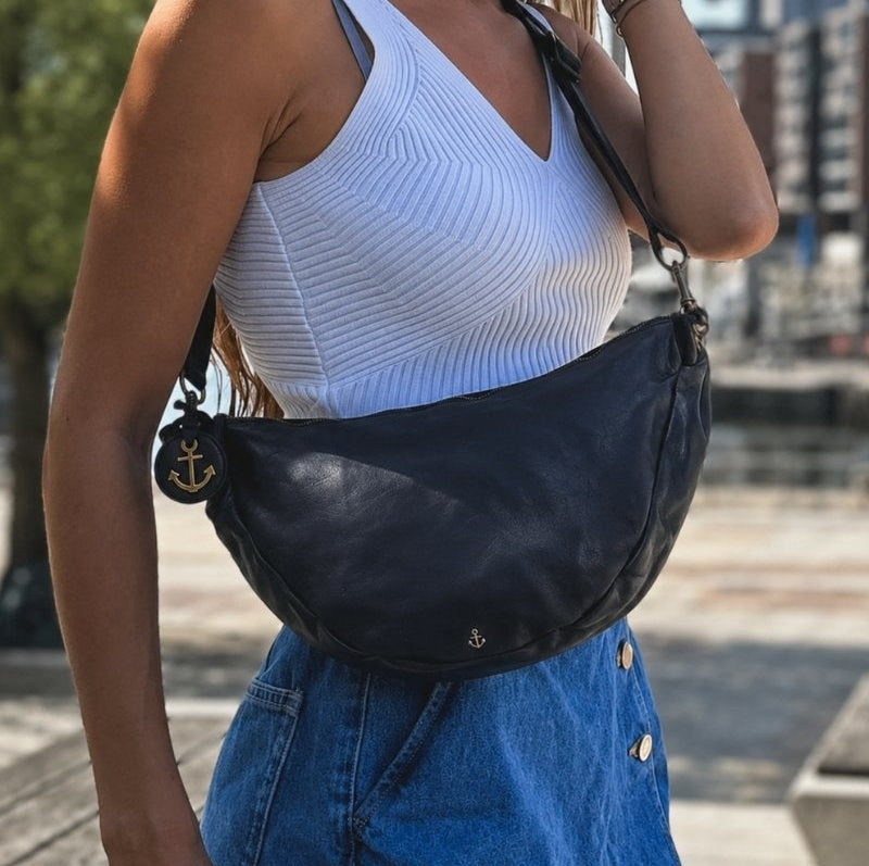 Moon Bag von Frau getragen