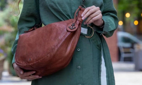 Frau trägt Moon Bag