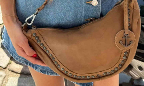 Frau hält Moon Bag in Hand