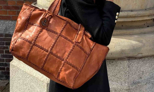 Frau trägt Shopper aus Leder