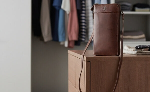 Umhängetasche Herren auf Schrank