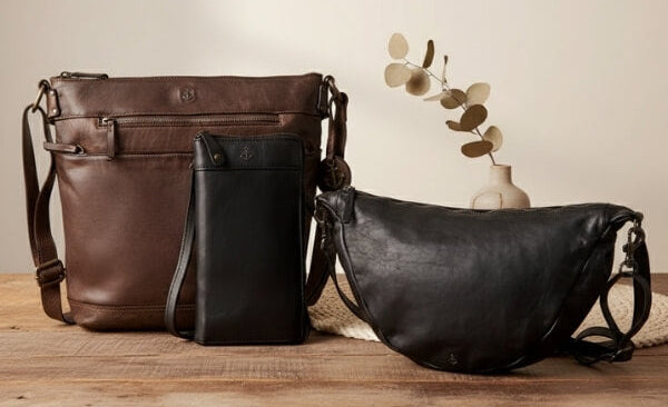 verschiedene Umhängetasche Herren auf Tisch