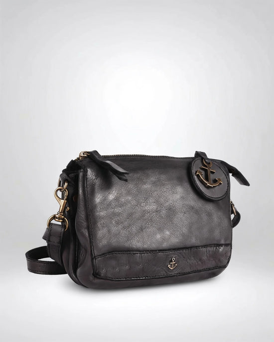 h2nd_12477_tiani_ash_02.webp