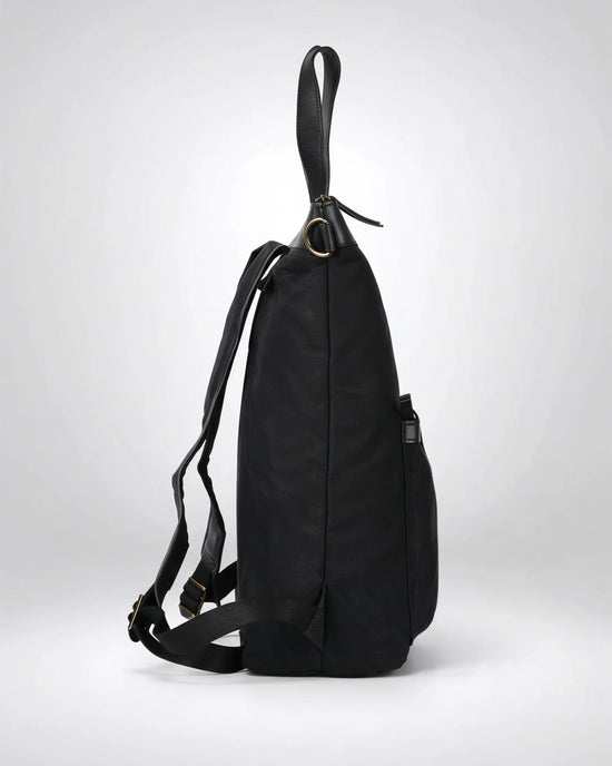 h2nd_12555_hugo_black_03.webp